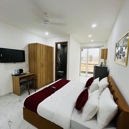 The Lodgers Studio Apartment Infront Of Artemis Hospital Gurugram Gurgaon Exterior foto